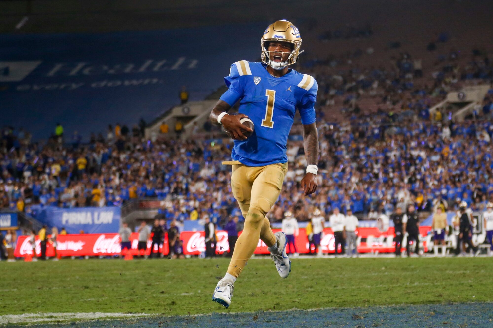 UclaQuarterbackDorianThompson-robinson1RunsToScoreATouchdown - ESPN The Fan